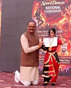 नन्‍ही विजेता को घुटनों के बल होकर उप मुख्‍यमंत्री ने किया सम्‍मानित