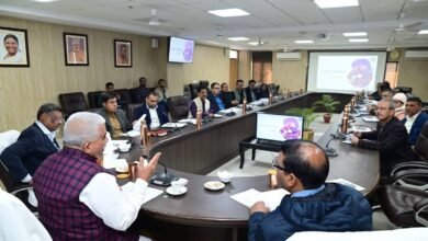 अधिकारियों के साथ बैठक करते कैबीनेट मंत्री राकेश सचान